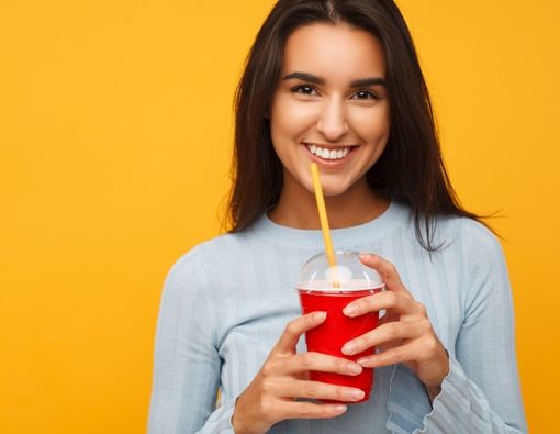 Cara Menikmati Minuman Ringan Tanpa Takut Gigi Ngilu