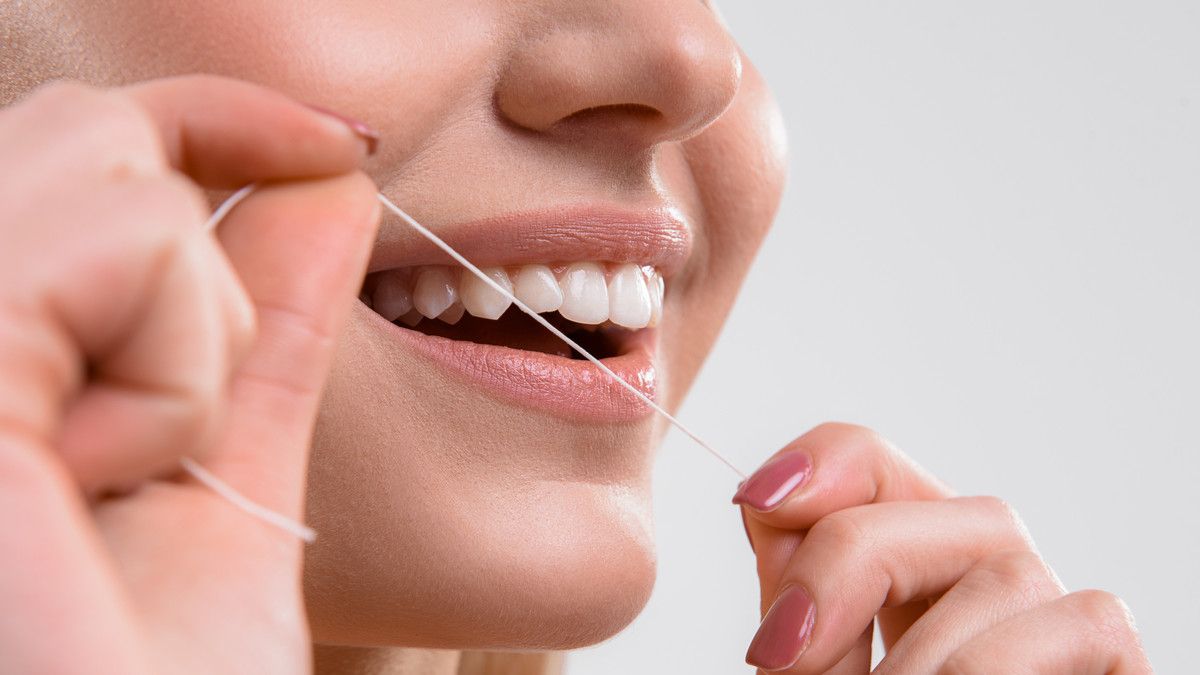 Bersihkan Gigi dengan Dental Floss