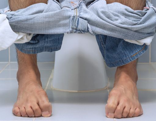 Mengejan Terlalu Kuat Saat BAB, Ini Akibatnya!