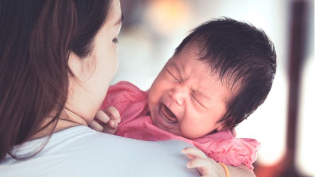 Bayi Sering Menangis dan Menjerit Rentan Radang Tenggorokan?