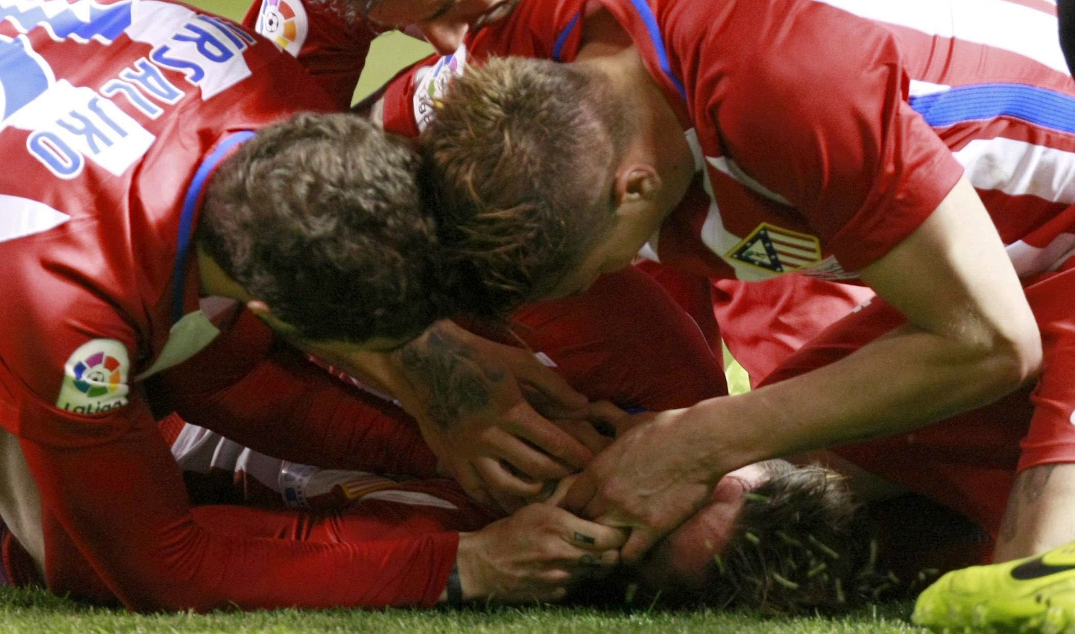 Detik-detik Fernando Torres Terhempas dan Pingsan di Lapangan