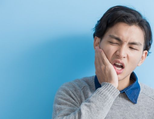 Makanan Penyebab Gusi Bengkak yang Perlu Dihindari