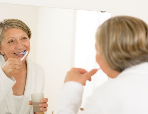 Tips Mudah Merawat Kesehatan Gigi dan Mulut bagi Lansia