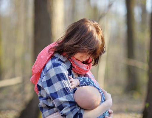 Kiat Nyaman Menyusui di Tempat Umum