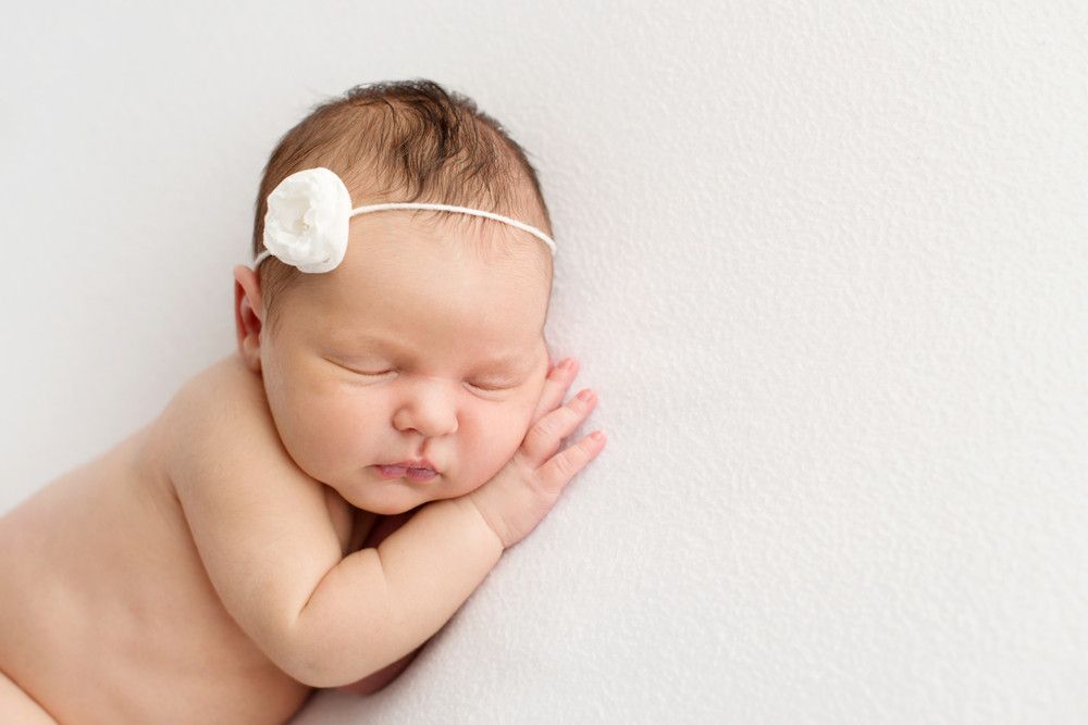 Bayi Lebih Baik Tidur di Ruangan Terang atau Gelap?