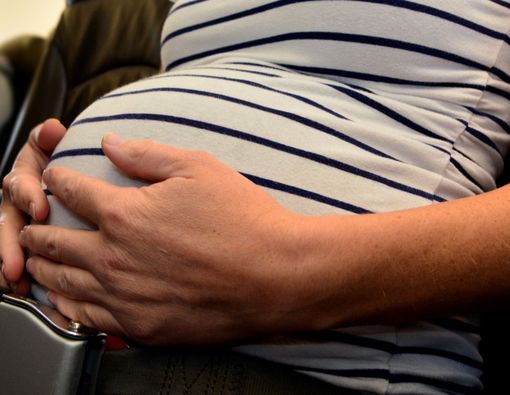 Naik Pesawat Saat Hamil Tua, Berbahayakah?