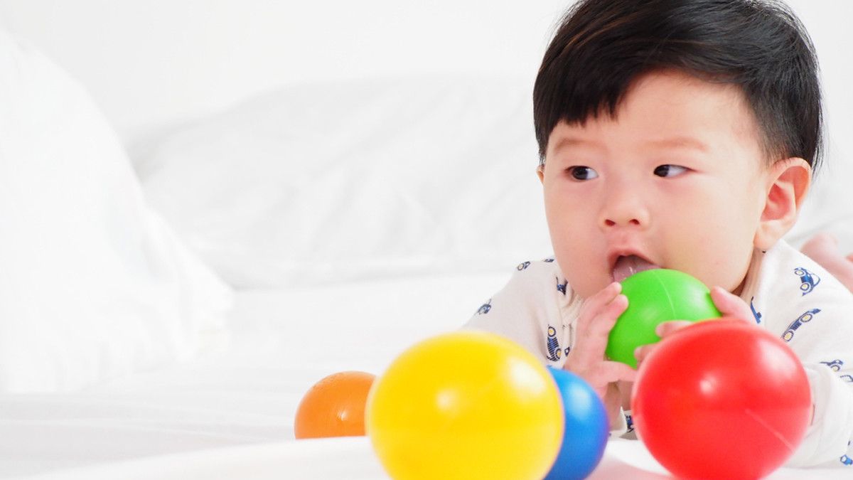 Bunda, Ketahui Bahaya Saat Balita Gigit Mainan Plastik!