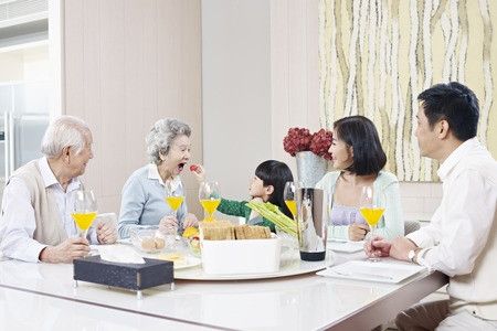 6 Manfaat Positif Makan Bersama Keluarga