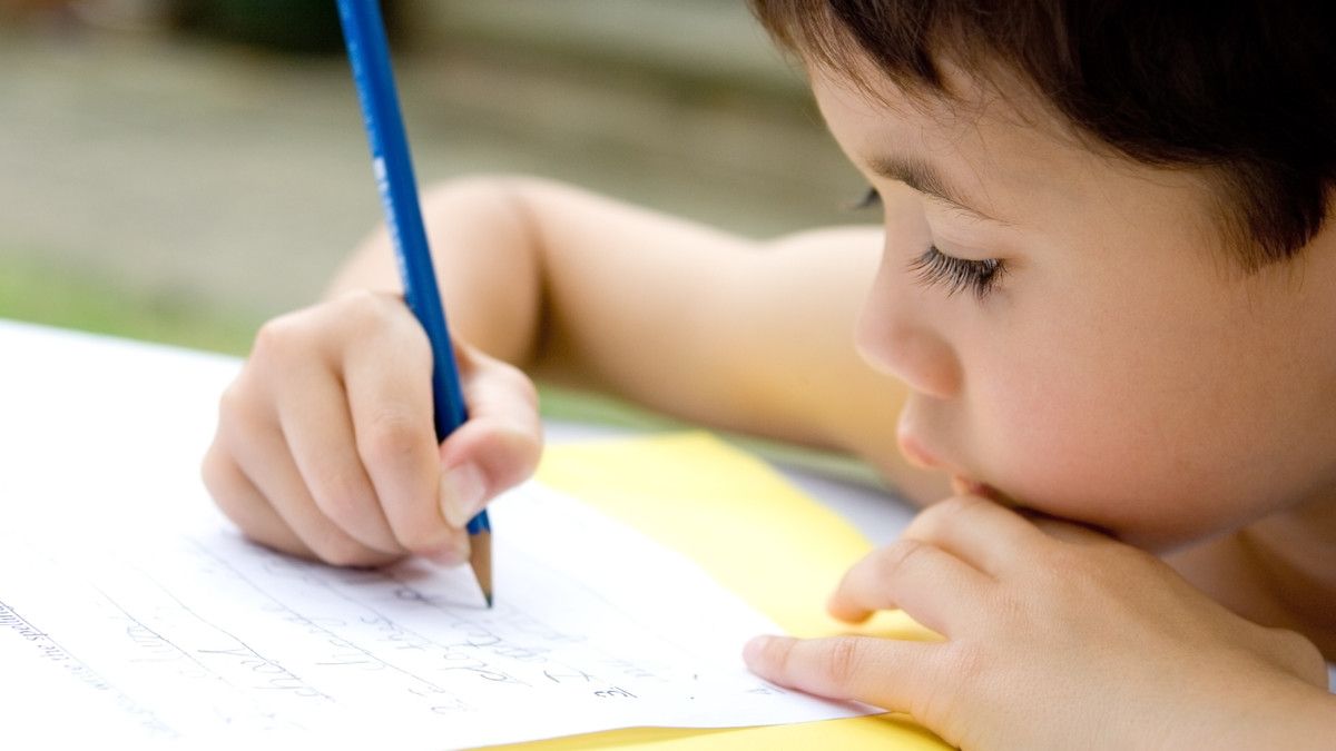 Tulisan Tangan Anak Jelek, Orang Tua Perlu Lakukan Ini