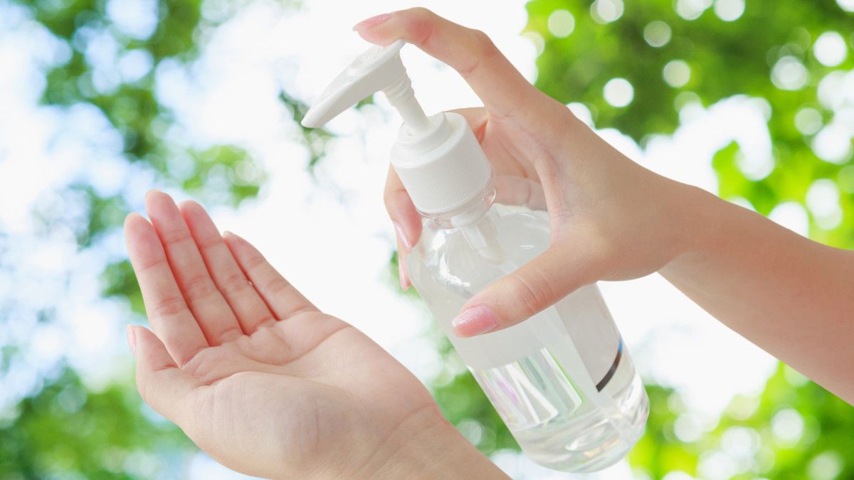 Anda Tengah Berburu Hand Sanitizer? Cek Faktanya di Sini