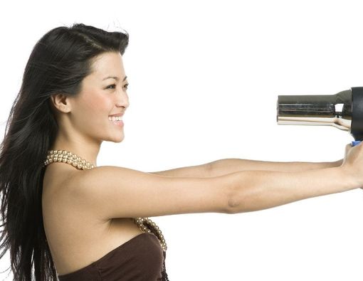 Bahaya Menggunakan Hair Dryer untuk Melentikan Bulu Mata