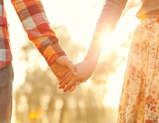Bukan Cuma Sayang, Ini Manfaat Bergandengan Tangan untuk Kesehatan