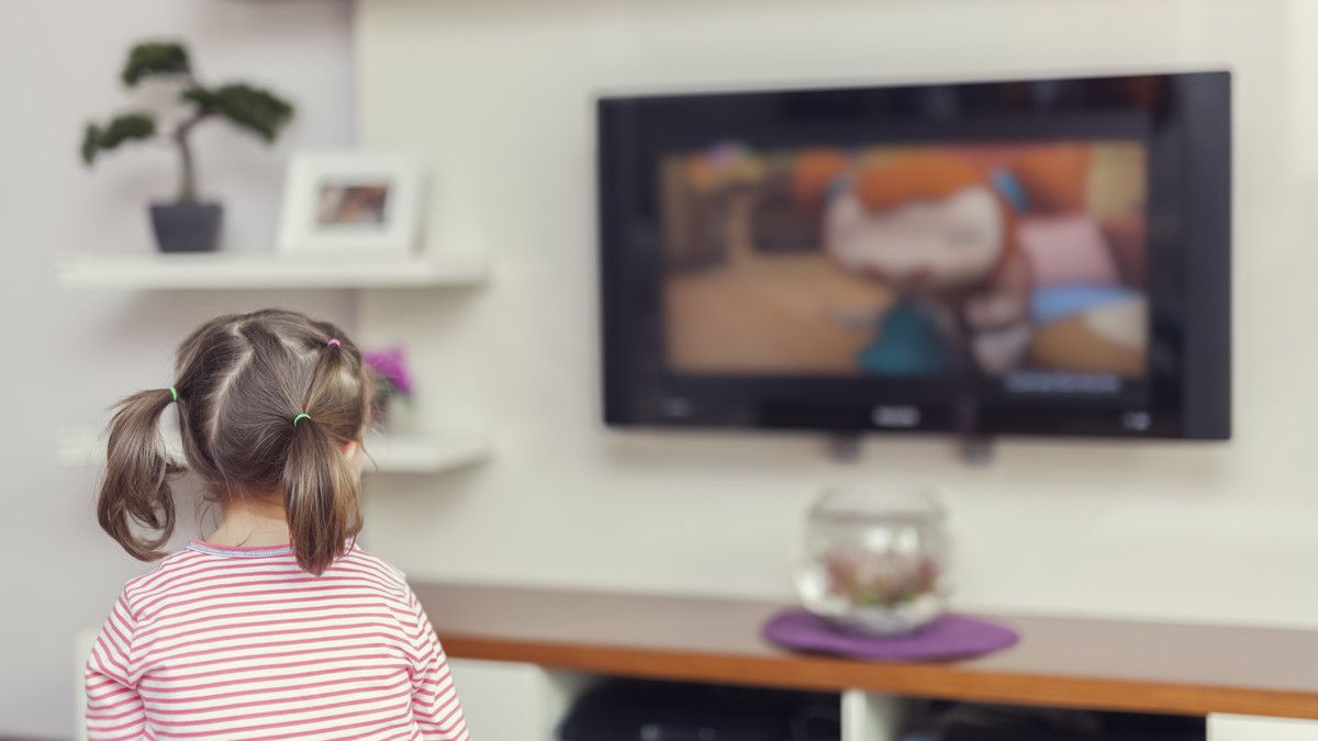 Menaruh TV di Kamar Bisa Picu Obesitas pada Anak