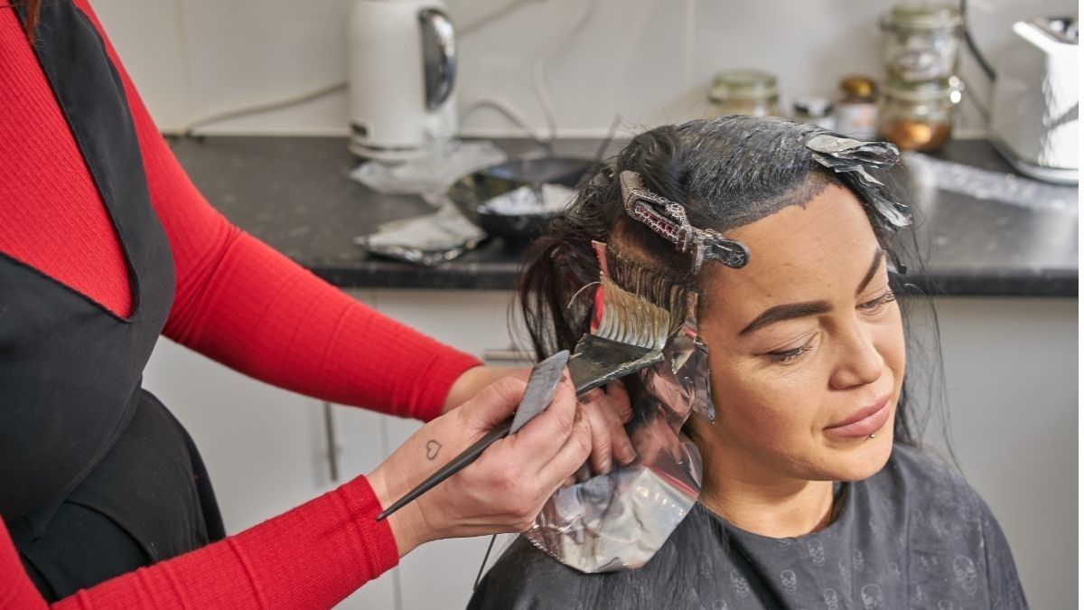 Kesalahan Saat Mewarnai Rambut di Rumah