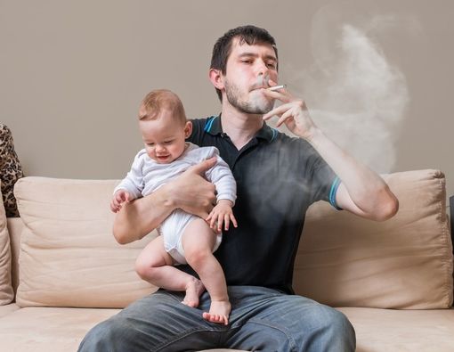 Ayah Merokok, Picu Radang Tenggorokan pada Anak?