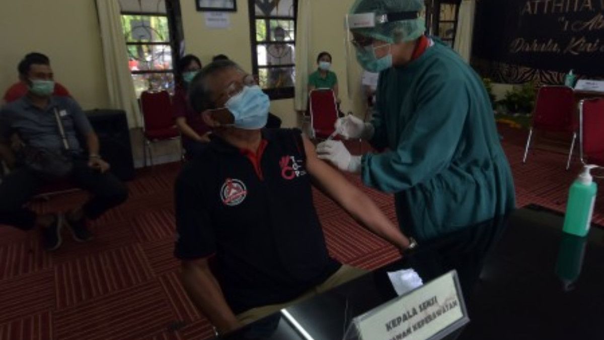 Pantangan Minum Alkohol Usai Divaksinasi COVID-19, Ini Faktanya!