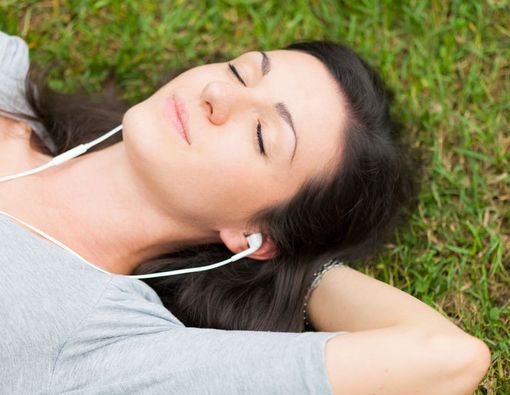 Awas, Menggunakan Earphone Saat Tidur Bisa Bikin Tuli!