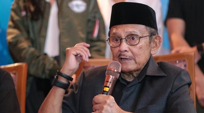 B.J. Habibie Jalani Perawatan karena Kebocoran Klep Jantung