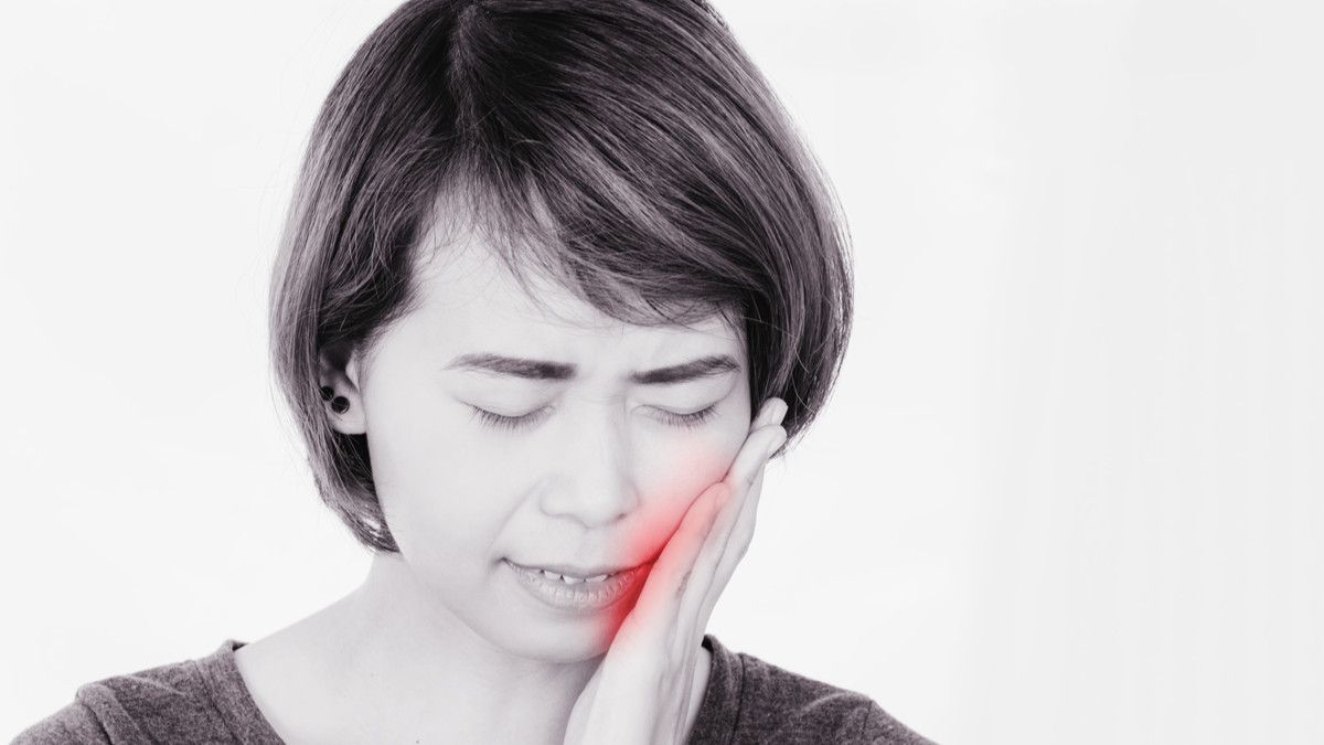 Otot Rahang Kaku? Ini Penyebabnya! (Jes2u.photo/Shutterstock)