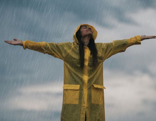 Memanfaatkan Air Hujan untuk Mandi, Adakah Risikonya bagi Kesehatan?