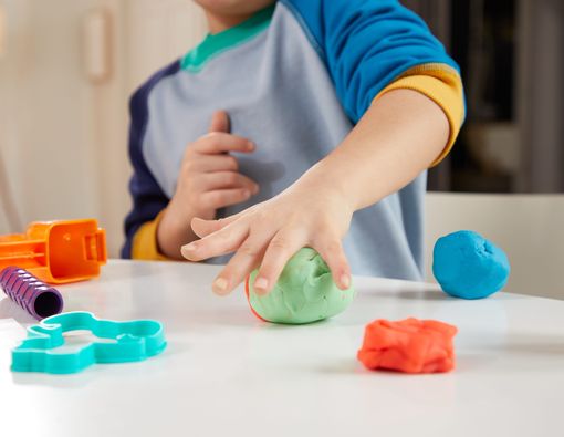 5 Cara Seru Bermain Masak-Masakan dengan Lilin Play-Doh untuk Melatih Motorik Halus Anak 