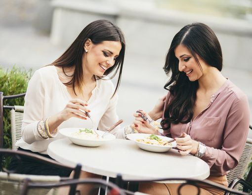 Suka Makan Siang di Luar Kantor? Ini Manfaatnya