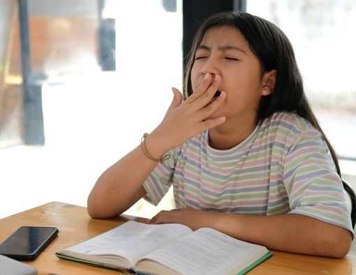 Sering Ngantuk? Mungkin Kamu Kurang Konsumsi 15 Vitamin dan Mineral Ini!