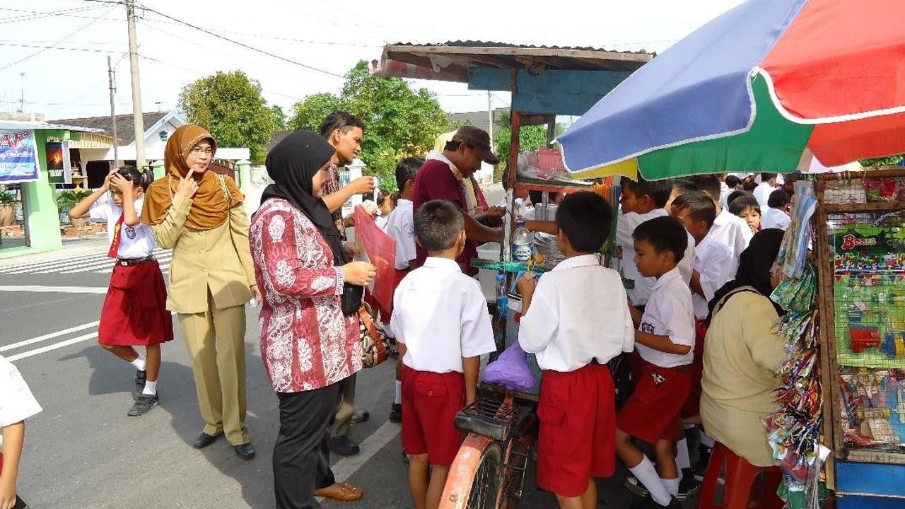 Ini 5 Kiat agar Anak Tak Ketagihan Jajanan di Sekolah