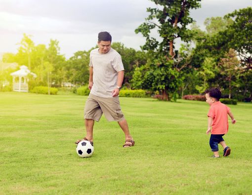 Serunya Bermain Sepak Bola bersama Ayah