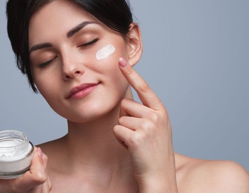 10 Kandungan Skincare untuk Kulit Kering yang Bisa Dicoba