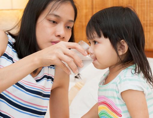 Perhatikan Ini Sebelum Memberikan Si Kecil Air Minum