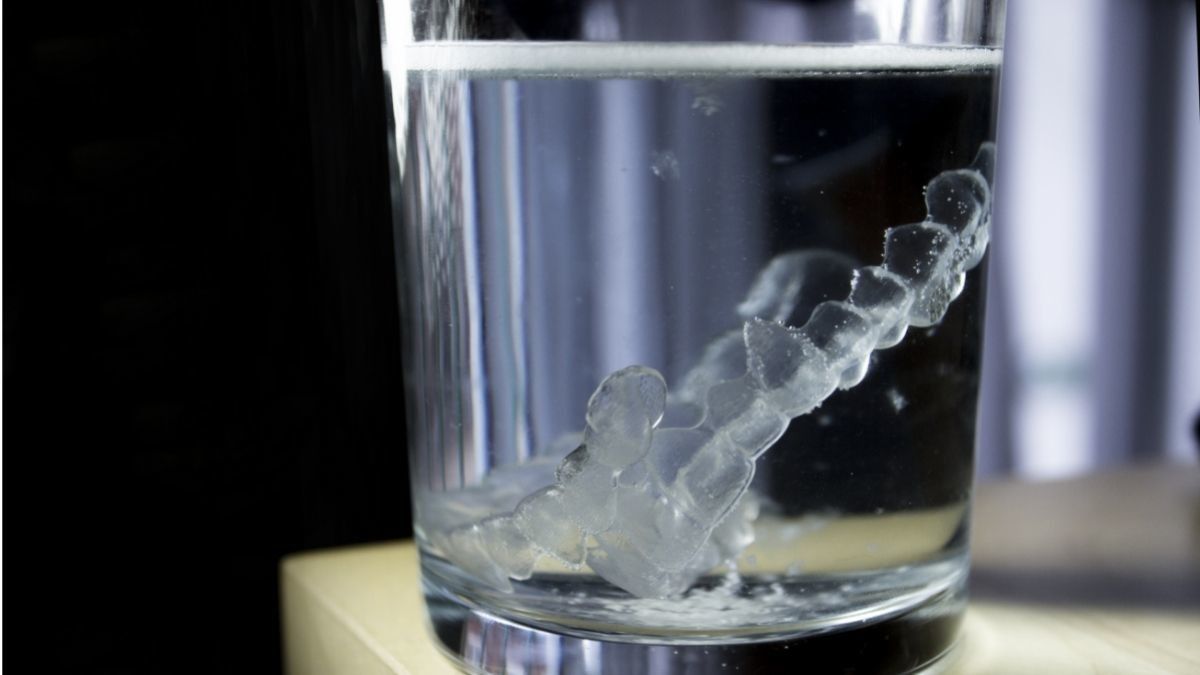 Penting! Ini Cara Membersihkan Retainer Gigi yang Benar - KlikDokter