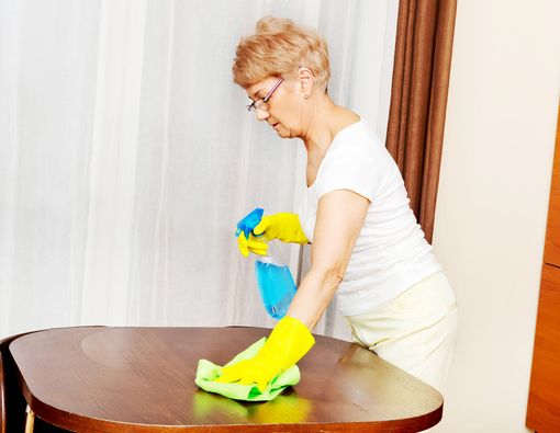 Lansia Mau Panjang Umur? Yuk Rajin Bersih-Bersih Rumah!