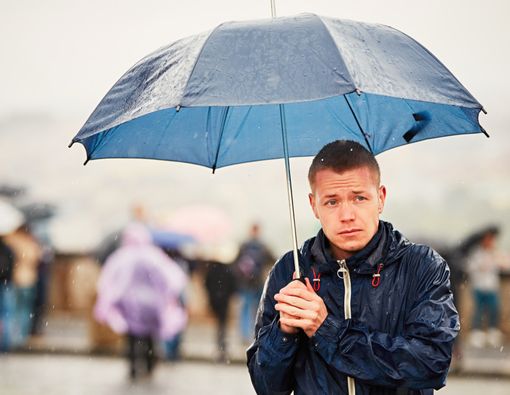 3 Mitos Kesehatan yang Sering Muncul Saat Anda Kehujanan