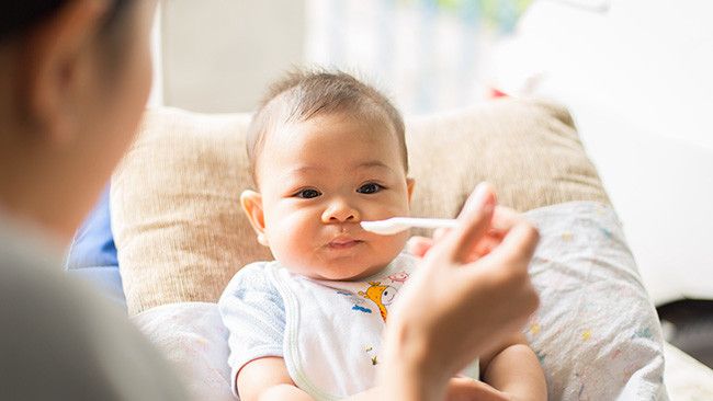 Jadwal Makan si Kecil Sesuai Perkembangan Usia