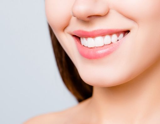 Efektifkah Memutihkan Gigi dengan Baking Soda?