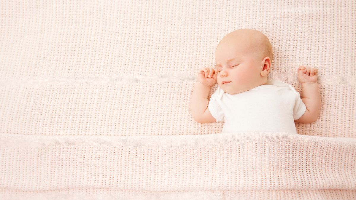 Bayi Lebih Baik Tidur Tanpa Bantal, Benarkah?