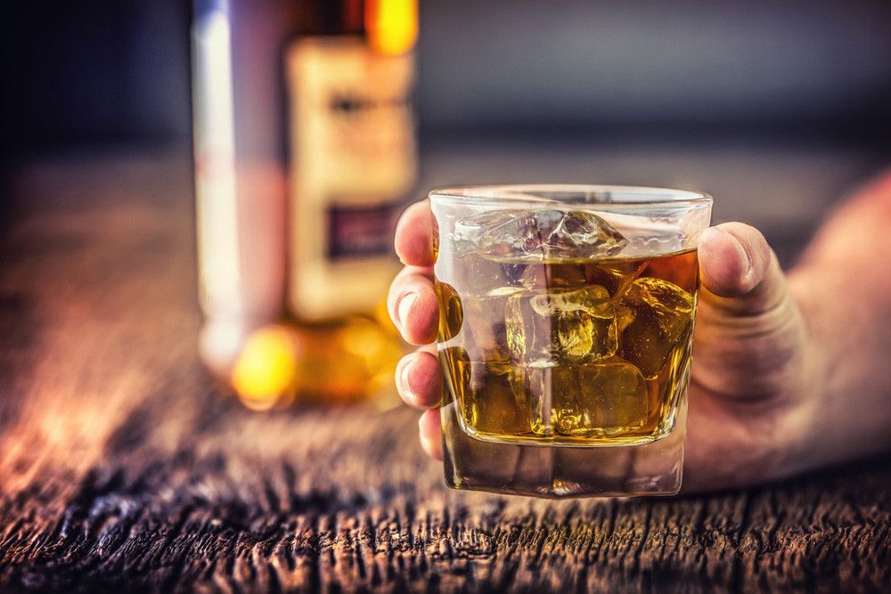 Konsumsi Minuman Beralkohol Picu Diare (Marian Weyo/Shutterstock)