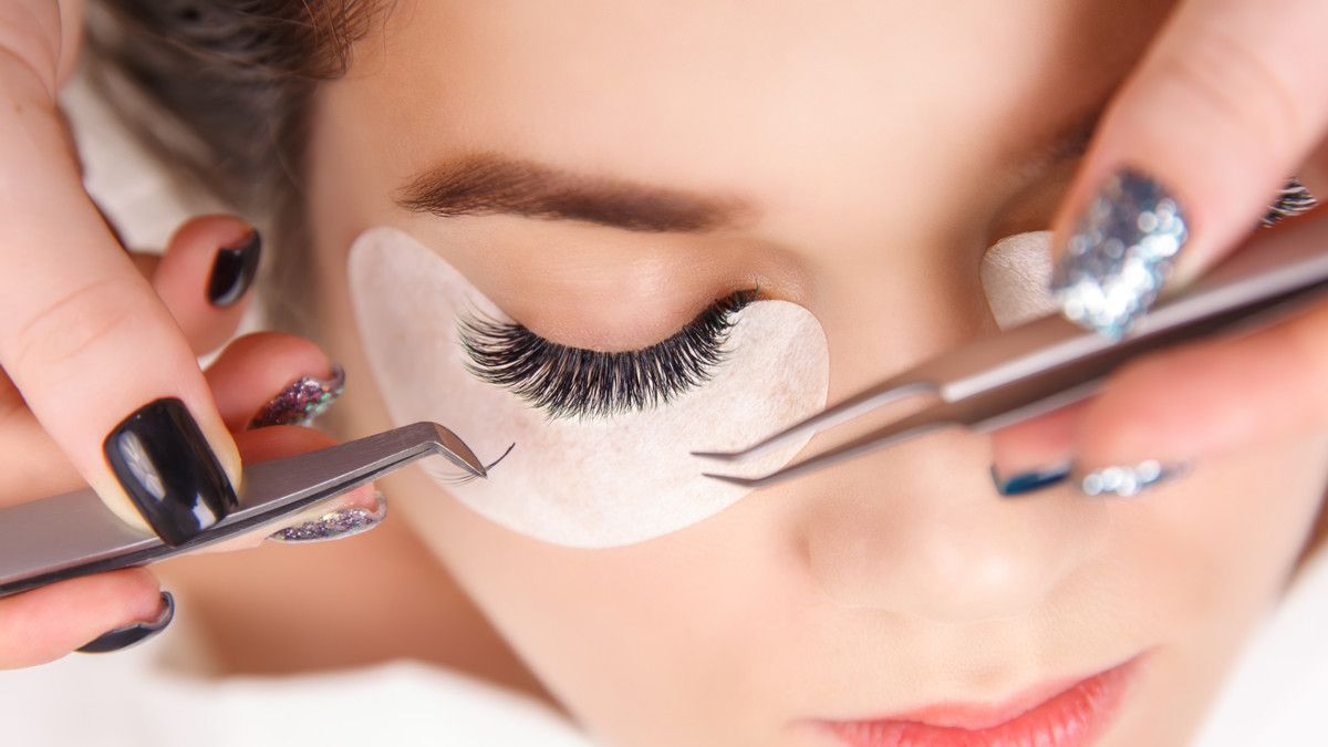 Cara Rawat Extensions Bulu Mata saat di Rumah Saja