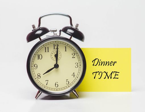 Kapan Jam Terakhir Boleh Makan Malam?