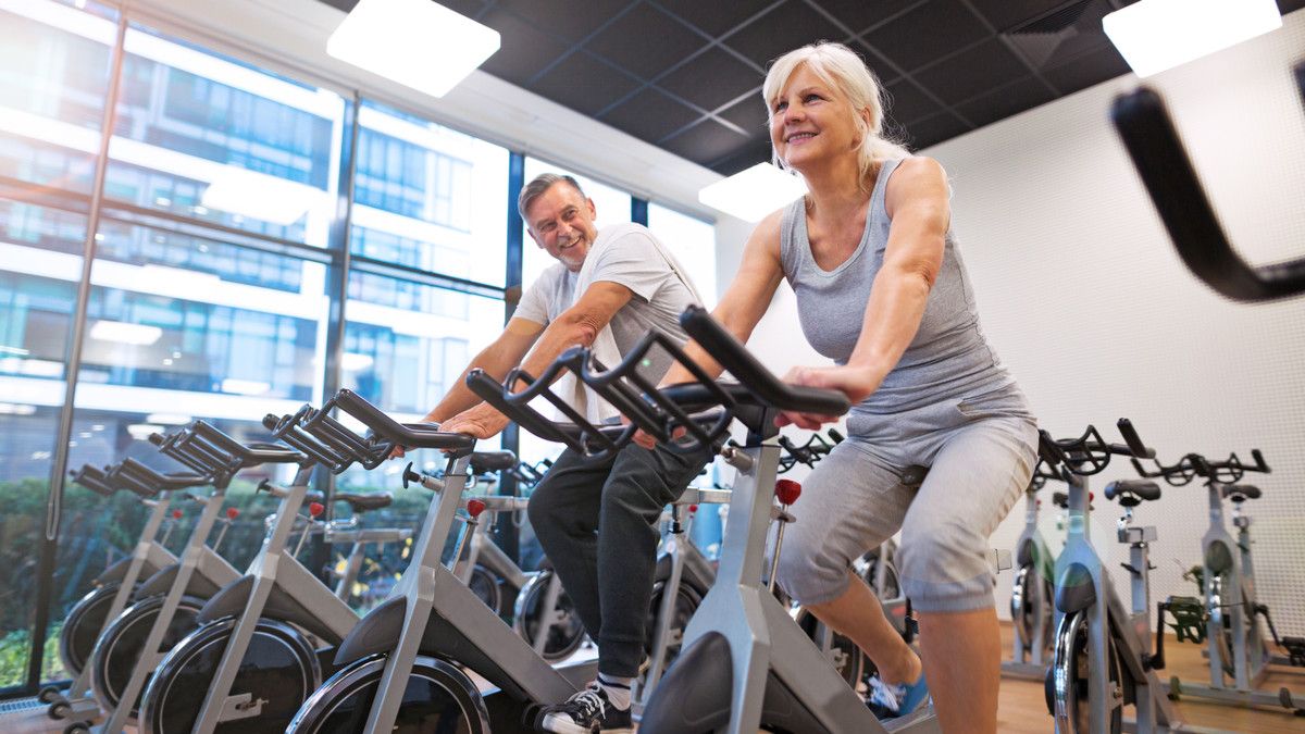 Perlukah Lansia Pergi Olahraga ke Gym?