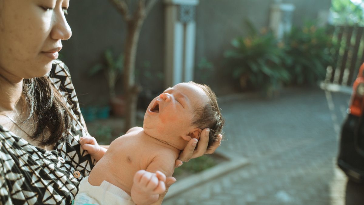 Sakit Kuning, Efektifkah Menjemur Bayi Tiap Pagi untuk Mengatasinya?