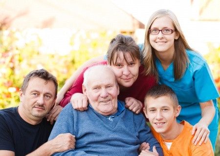 Tip Merawat Anggota Keluarga yang Menderita Alzheimer