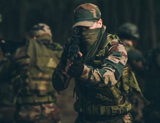 Fantasi dan Obsesi 'Men in Uniform', Ketika Wanita Tertarik dengan Pria Berseragam