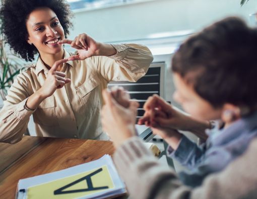 Manfaat Belajar Bahasa Isyarat untuk Orangtua dengan Anak Tuli