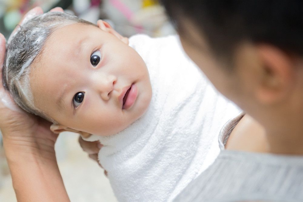 Kapan Rambut Bayi Boleh Dicuci dengan Shampo?
