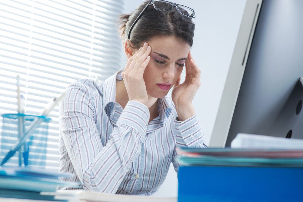 Benarkah Sering Lembur Bikin Sakit Kepala?