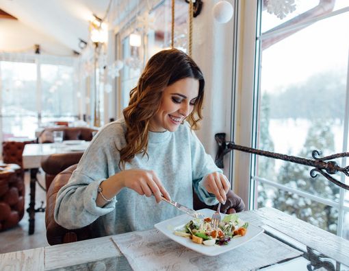 Hati-hati, Sering Makan Sendiri Juga Picu Kolesterol Tinggi
