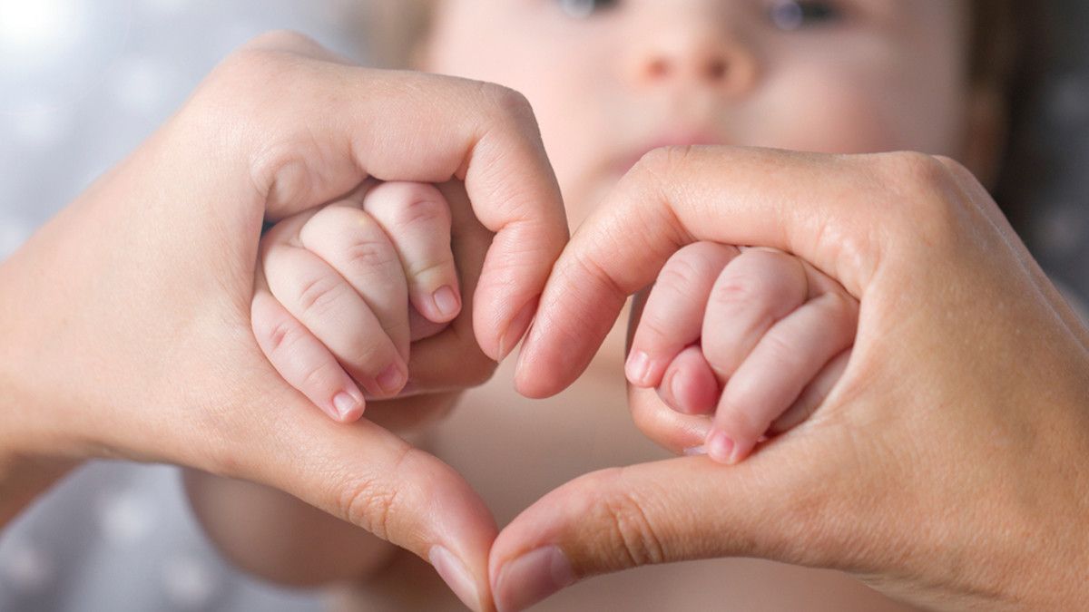Bukan karena Suhu, Ini Penyebab Tangan Bayi Dingin!