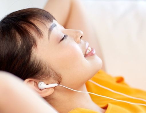 Kiat Menggunakan Earphone agar Aman untuk Telinga